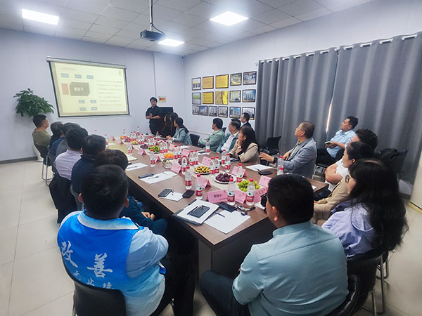 泰安市企聯(lián)、市網(wǎng)商會(huì)的企業(yè)家來廠參觀